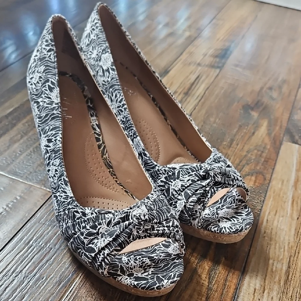 Dexflex Comfort Black and‎ White Floral Wedges